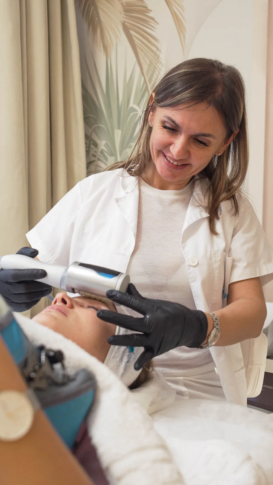 Terapeuta Cellulite Expert efectuează tratamentul facial Endospheres Evolution